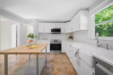Kitchen - 5 Arrowhead Rd, Derry, NH 03038 photo 1 of 3