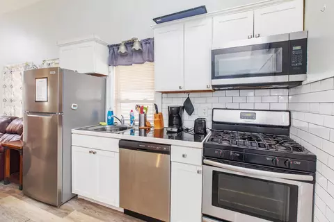 Kitchen - 4 H St, Hampton, NH 03842 photo 3 of 10