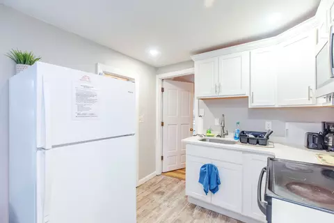 Kitchen - 4 H St, Hampton, NH 03842 photo 7 of 10