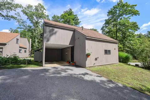 105 Coburn Woods Dr, Nashua, NH 03063