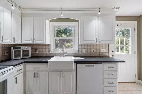 Kitchen - 17 Bridle Bridge Rd, Windham, NH 03087 photo 1 of 3