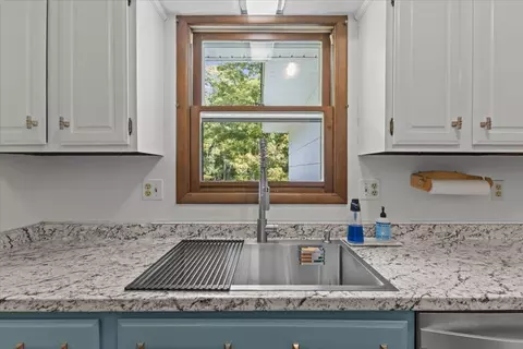 Kitchen - 147 Browns Trce, Jericho, VT 05465 photo 3 of 4