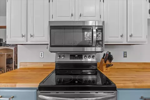 Kitchen - 147 Browns Trce, Jericho, VT 05465 photo 4 of 4
