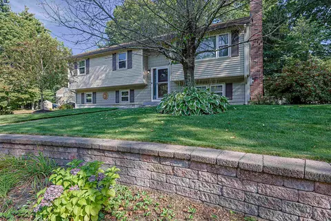 9 Jolori Ln, Nashua, NH 03062