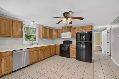 Entry Way - 454 E Dunbarton Rd, Goffstown, NH 03045 photo 2 of 3