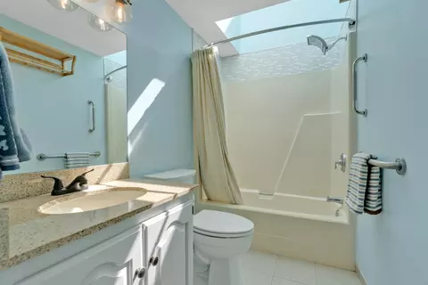 Bath - 581 Ocean Blvd # 7, Hampton, NH 03842 photo 2 of 5