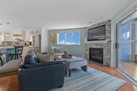Living - 581 Ocean Blvd # 7, Hampton, NH 03842 photo 4 of 5