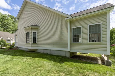 Exterior - 34 Mammoth Rd #25, Hooksett, NH 03106 photo 8 of 10