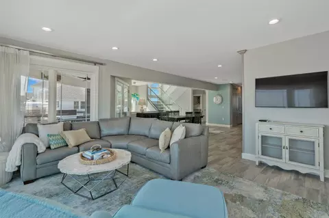 Living - 741 Ocean Blvd, Hampton, NH 03842 photo 2 of 4