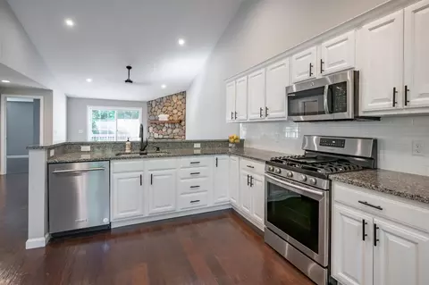 32 Forrest St, Hampstead, NH 03826