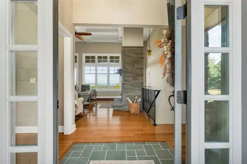 Entry Way - 960 Beach Pond Rd, Wolfeboro, NH 03894 photo 2 of 5