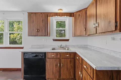 Kitchen - 31 Juniper Rd # L, Derry, NH 03038 photo 3 of 4