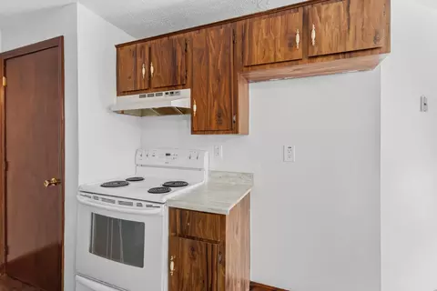 Kitchen - 31 Juniper Rd # L, Derry, NH 03038 photo 4 of 4