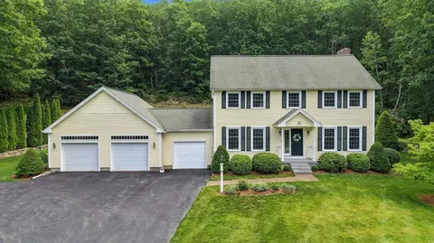 10 Winding Valley Rd, Hollis, NH 03049
