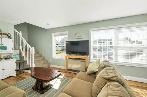Living - 5 Chase St, Hampton, NH 03842 photo 2 of 4