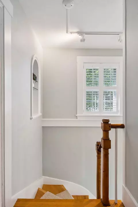 Entry Way - 45 Post Rd, North Hampton, NH 03862 photo 2 of 2