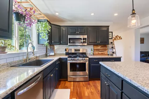 Kitchen - 10 Stone Ln, Berwick, ME 03901 photo 3 of 4