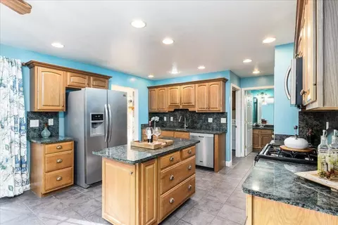 Kitchen - 6 Dunnmoore Dr, Bow, NH 03304 photo 2 of 5