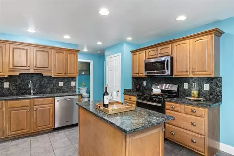 Kitchen - 6 Dunnmoore Dr, Bow, NH 03304 photo 3 of 5