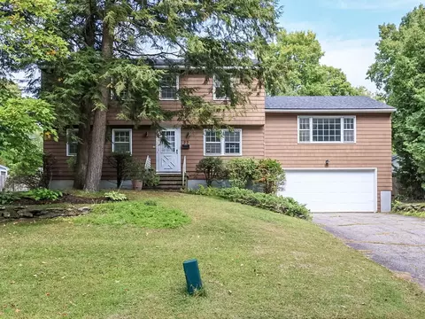 22 Sandalwood Rd, South Burlington, VT 05403