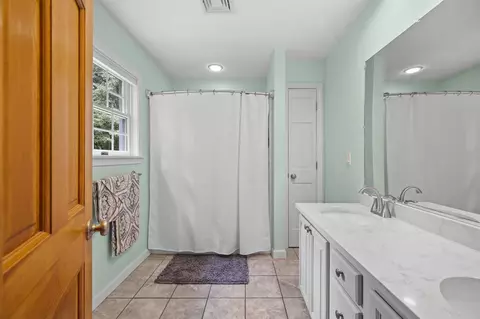 Bath - 19 Highland Rd, Kensington, NH 03833 photo 2 of 4