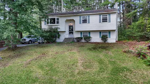 4 Brookfield Dr, Hudson, NH 03051