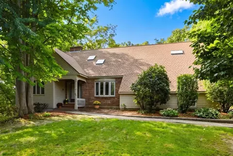 35 Hyacinth Dr, Nashua, NH 03062