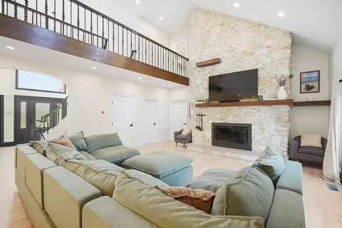 Living - 49 Aster Ln, Williston, VT 05495 photo 2 of 4