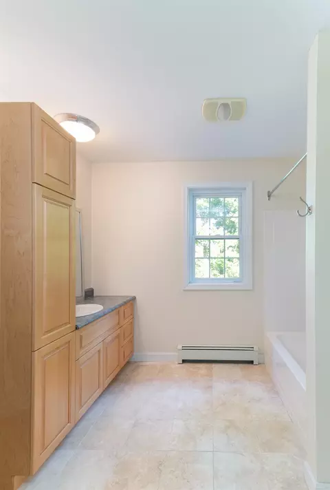 Bath - 71 Lower Birch Cir, Windham, VT 05359 photo 2 of 5