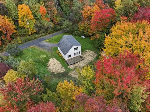 32 Pine St, Warren, VT 05674