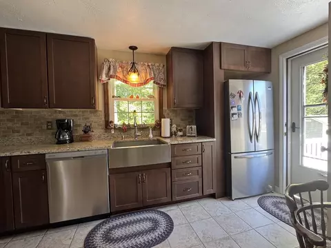 Kitchen - 4 Michael Ave, Derry, NH 03038 photo 4 of 4