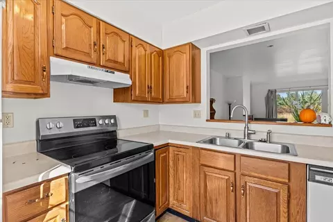 Kitchen - 353 Northview Ct, Williston, VT 05495 photo 3 of 5