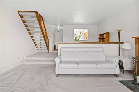 Living - 353 Northview Ct, Williston, VT 05495 photo 3 of 4