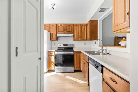 Kitchen - 353 Northview Ct, Williston, VT 05495 photo 2 of 5