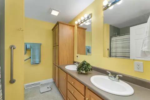 Bath - 63 Sagewood Cir, Hooksett, NH 03106 photo 1 of 2