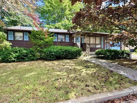 6 Alexander Dr, Manchester, NH 03109
