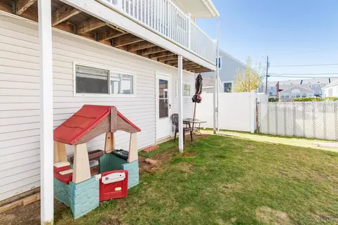 Exterior - 18 Whitten St #B, Hampton, NH 03842 photo 3 of 4