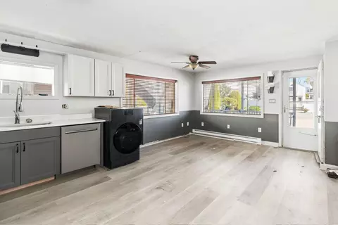 Living - 18 Whitten St #B, Hampton, NH 03842 photo 1 of 3