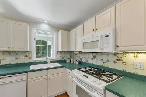 Kitchen - 21 Pointe Sewall Rd, Wolfeboro, NH 03894 photo 2 of 5