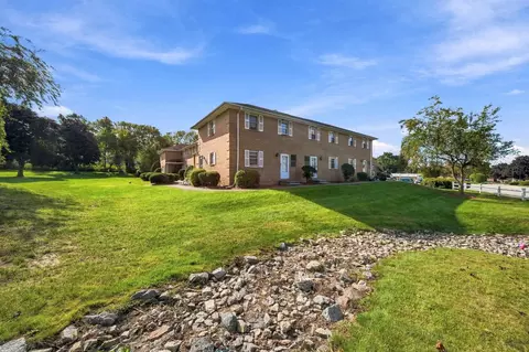 102 Elmwood Dr, Hudson, NH 03051