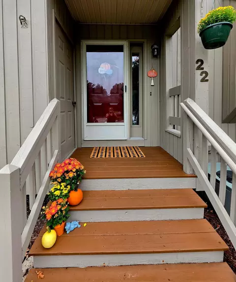 22 Suffolk Ct, Bedford, NH 03110
