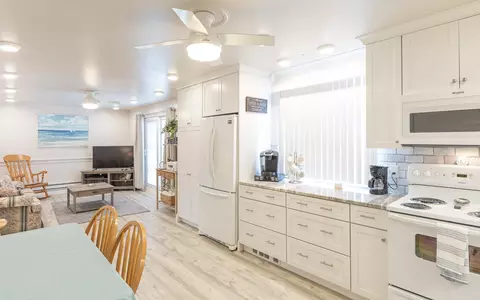 68 Kings Hwy #3, Hampton, NH 03842