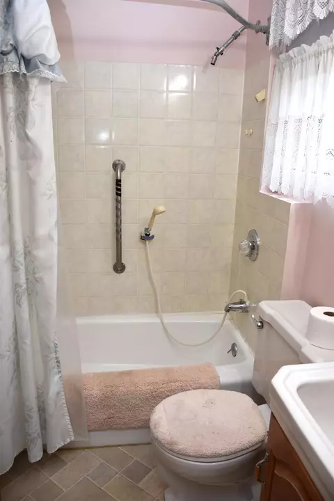 Bath - 177 Websterville Rd, Barre, VT 05641 photo 1 of 1