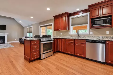 Kitchen - 95 Hooksett Rd, Auburn, NH 03032 photo 3 of 5