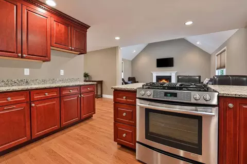Kitchen - 95 Hooksett Rd, Auburn, NH 03032 photo 4 of 5