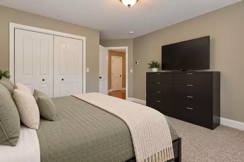 Bedroom - 95 Hooksett Rd, Auburn, NH 03032 photo 6 of 7