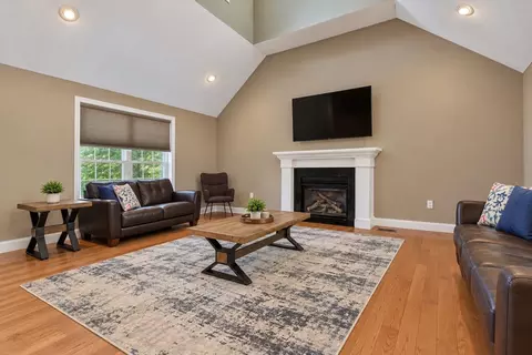 Living - 95 Hooksett Rd, Auburn, NH 03032 photo 4 of 4