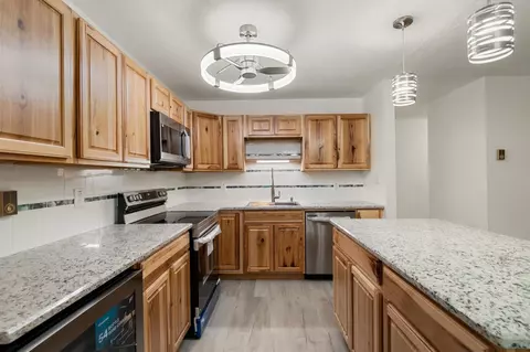 77 Bayberry Ln, South Burlington, VT 05403
