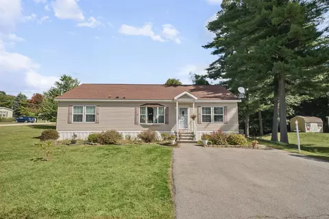 2 Hawthorne Ln, Nashua, NH 03062