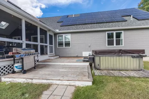 Exterior - 2 Barnes Dr, Stratham, NH 03885 photo 9 of 15